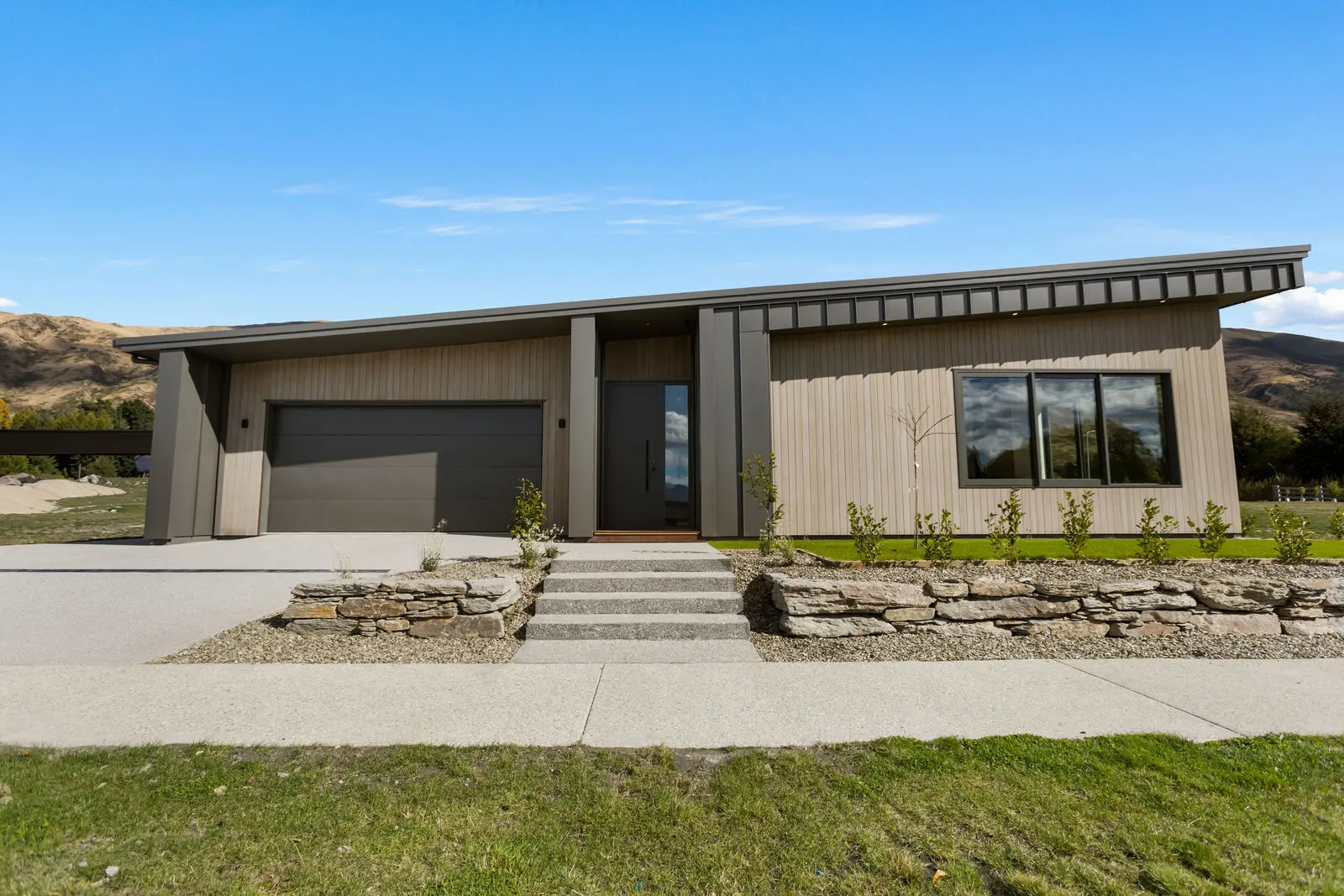 6 Stoneleigh Drive, select 1